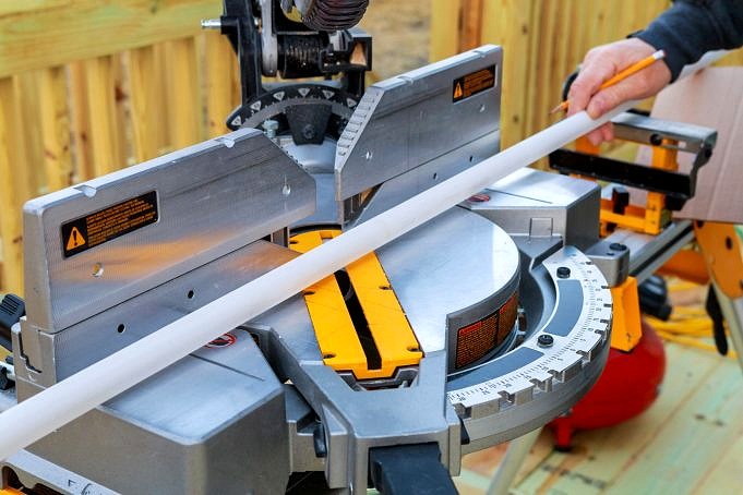 Best Sliding Compound Miter Saw. Buyer's Guide + Reviews